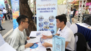 Nhiều lao động nhận hợp đồng việc làm tại phiên giao dịch việc làm quận Hoàn Kiếm