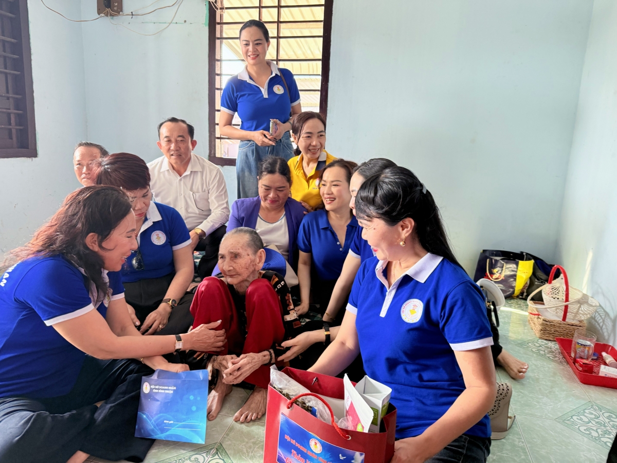 Tỉnh Bình Thuận: Thăm, tặng quà các Mẹ Việt Nam anh hùng và gia đình chính sách