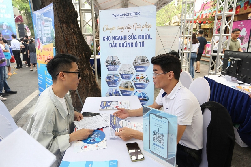 Phiên GDVL quận Hoàn Kiếm thu hút đông đảo người lao động trong và ngoài địa bàn quân tham gia tìm kiếm việc làm