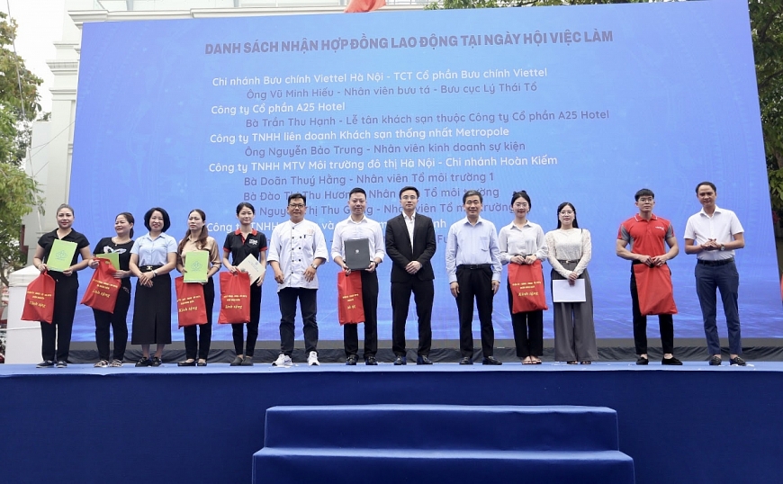 Tại phiên GDVL, nhiều lao động đã trực tiếp nhận hợp đồng lao động, có việc làm và đi làm ngay sau đó.