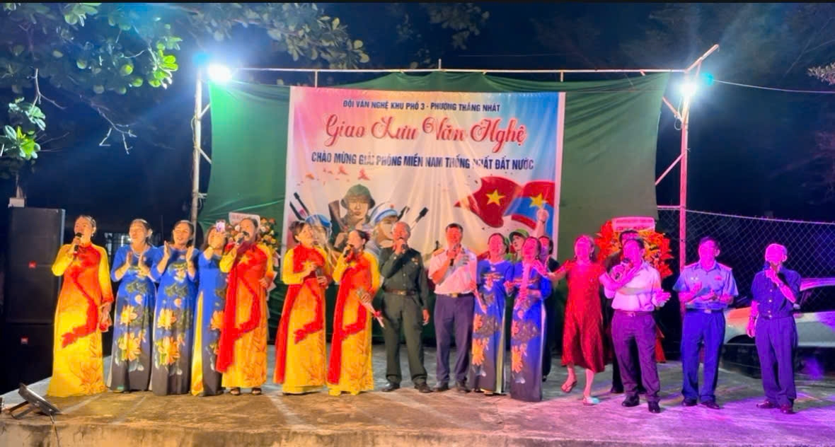 Giao lưu văn nghệ chào mừng 50 năm ngày Thống nhất đất nước