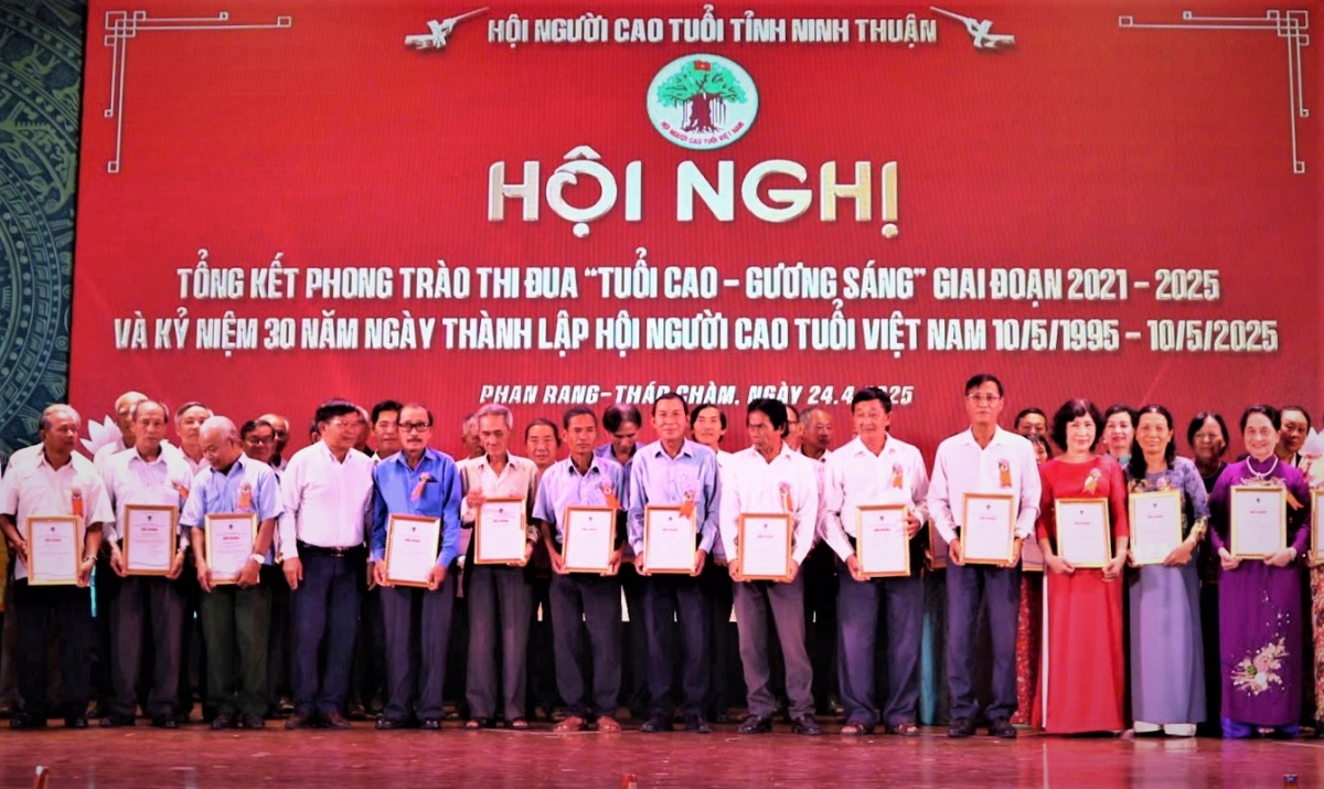 Hội NCT tỉnh Ninh Thuận trao Giấy chứng nhận Tuổi cao - Gương sáng cho các cá nhân tiêu biểu