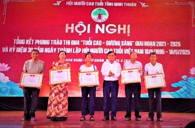 Trao Giấy khen của Hội NCT tỉnh Ninh Thuận cho các tập thể, cá nhân xuất sắc