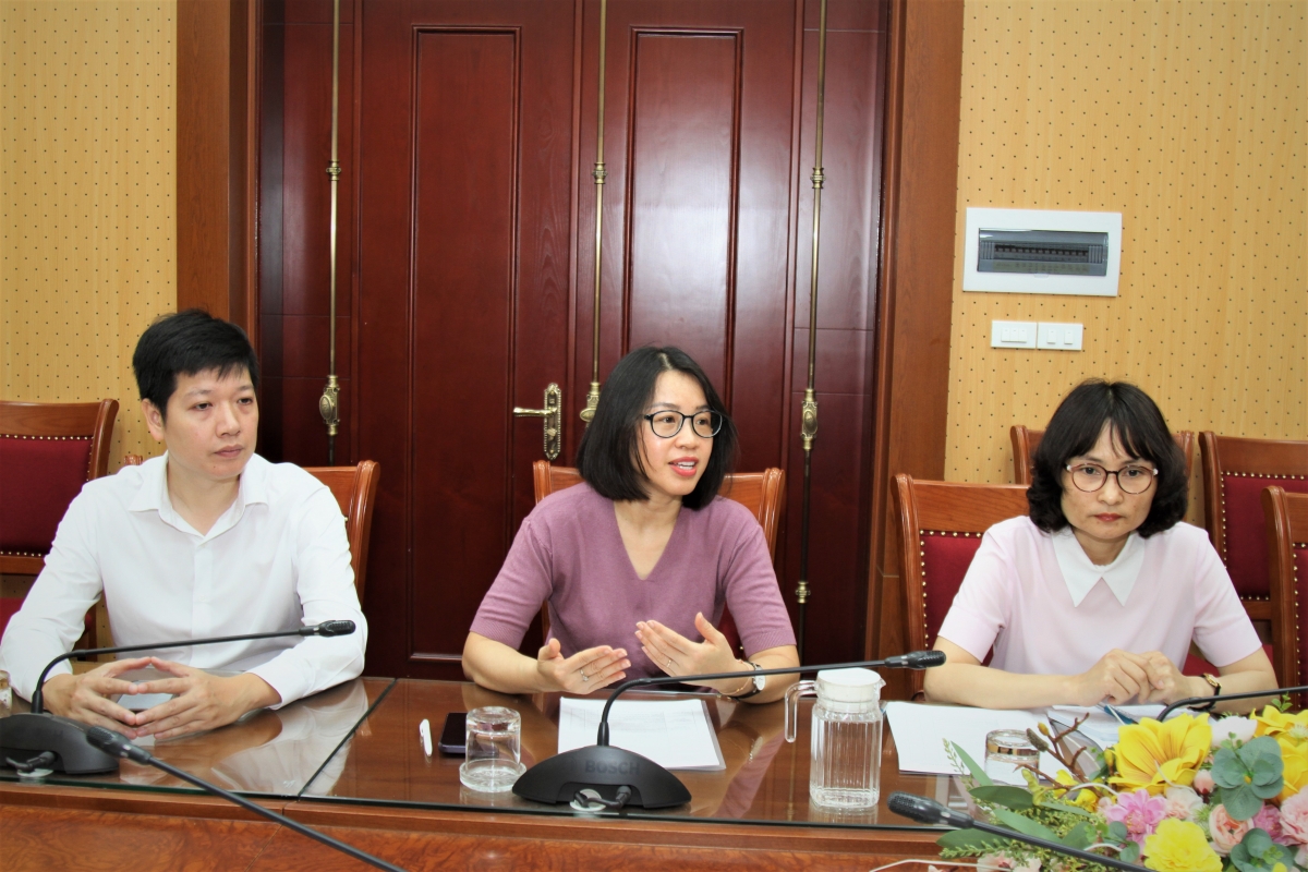 Bà Đào Thu Hà báo cáo công tác chuẩn bị triển lãm