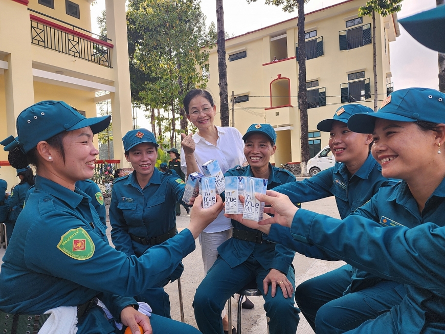 Chiến sĩ nữ dân quân tự vệ sẵn sàng cả về thể lực và tinh thần chuẩn bị cho đại lễ 30/4