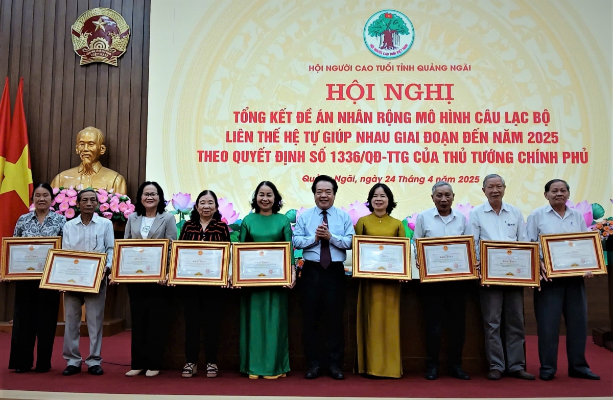 Trao Bằng khen của Chủ tịch UBND tỉnh Quảng Ngãi cho các tập thể, cá nhân xuất sắc