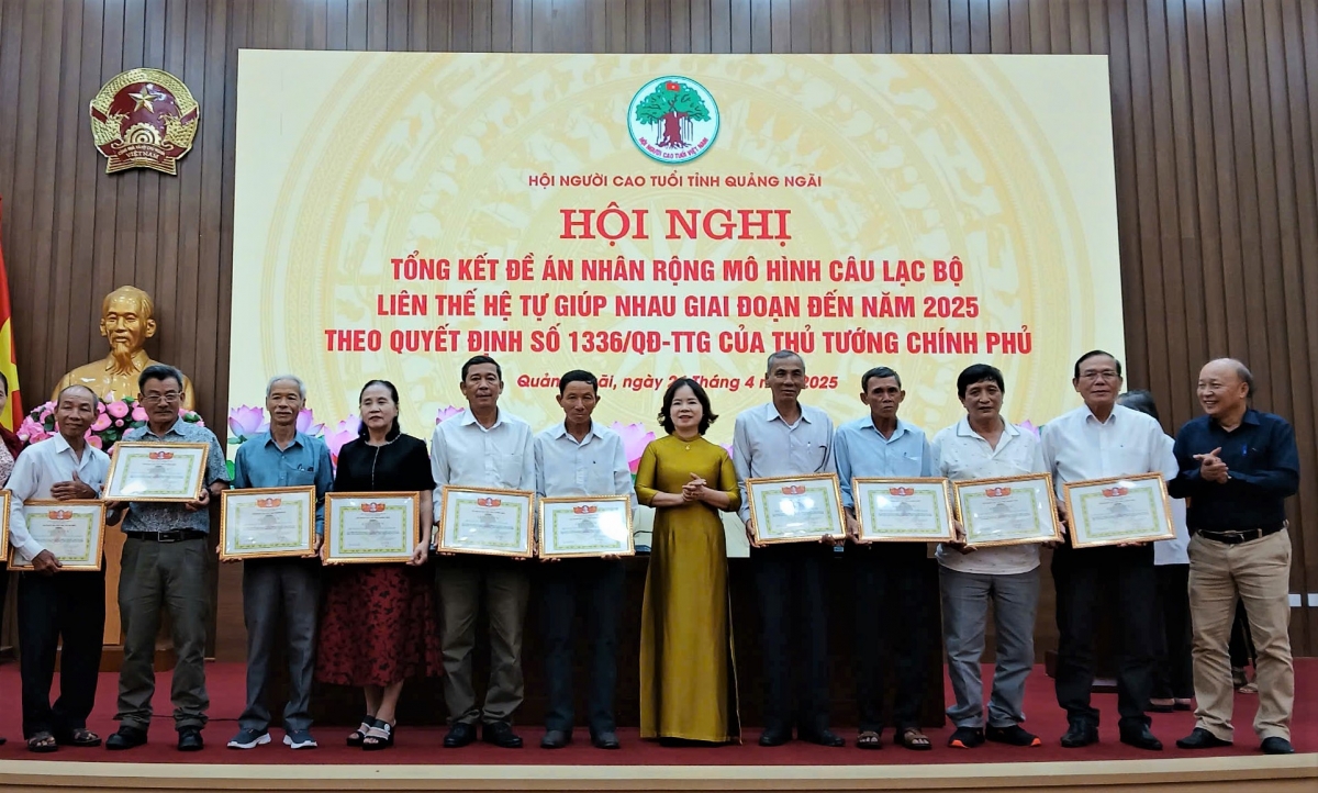 Trao Giấy khen của Hội NCT tỉnh Quảng Ngãi cho các tập thể, cá nhân xuất sắc