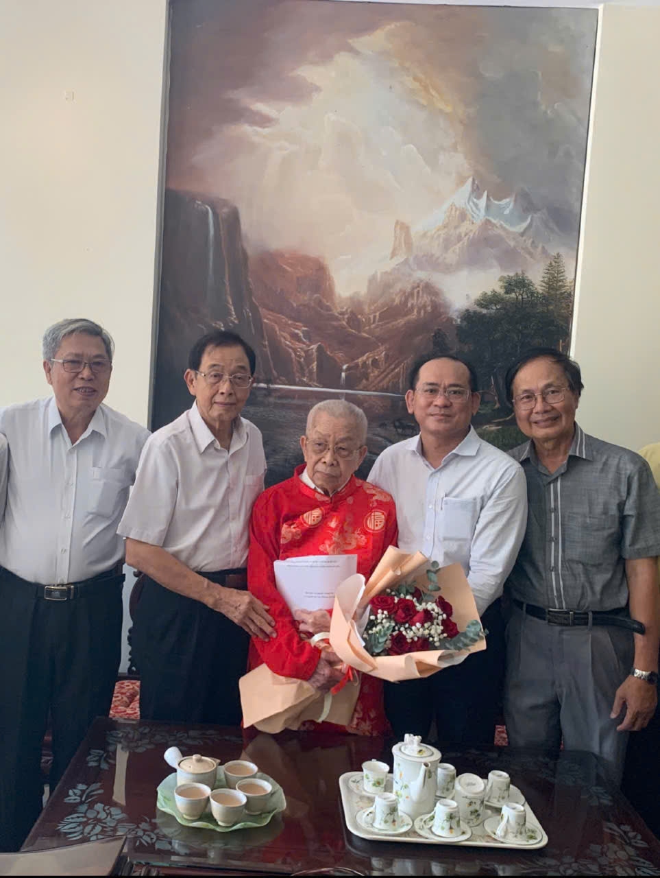 Thăm, tặng áo gấm cho người cao tuổi tiêu biểu