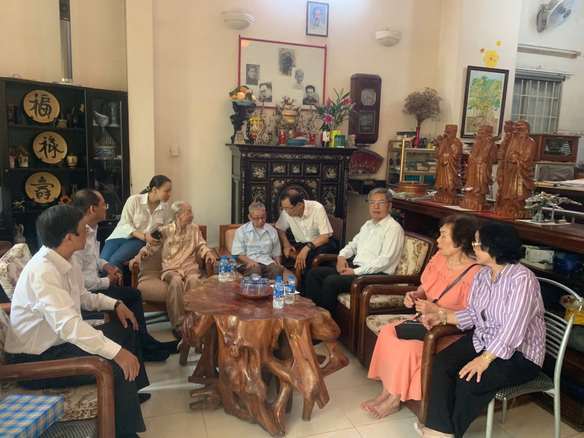 Thăm, tặng áo gấm cho người cao tuổi tiêu biểu