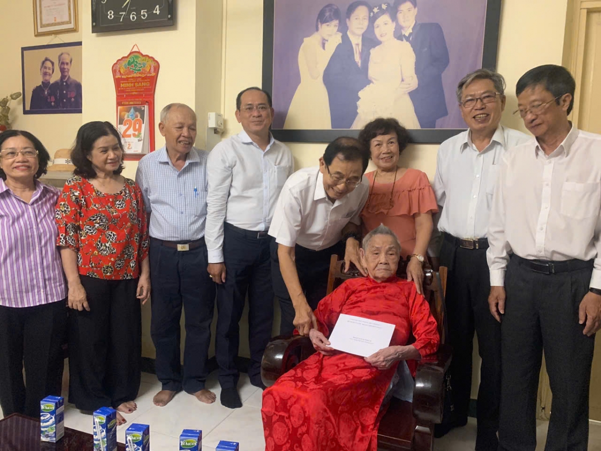 Thăm, tặng áo gấm cho người cao tuổi tiêu biểu