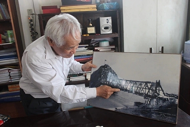 Tấm ảnh cầu Hàm Rồng năm xưa vẫn đang ông Giang gìn giữ như báu vật