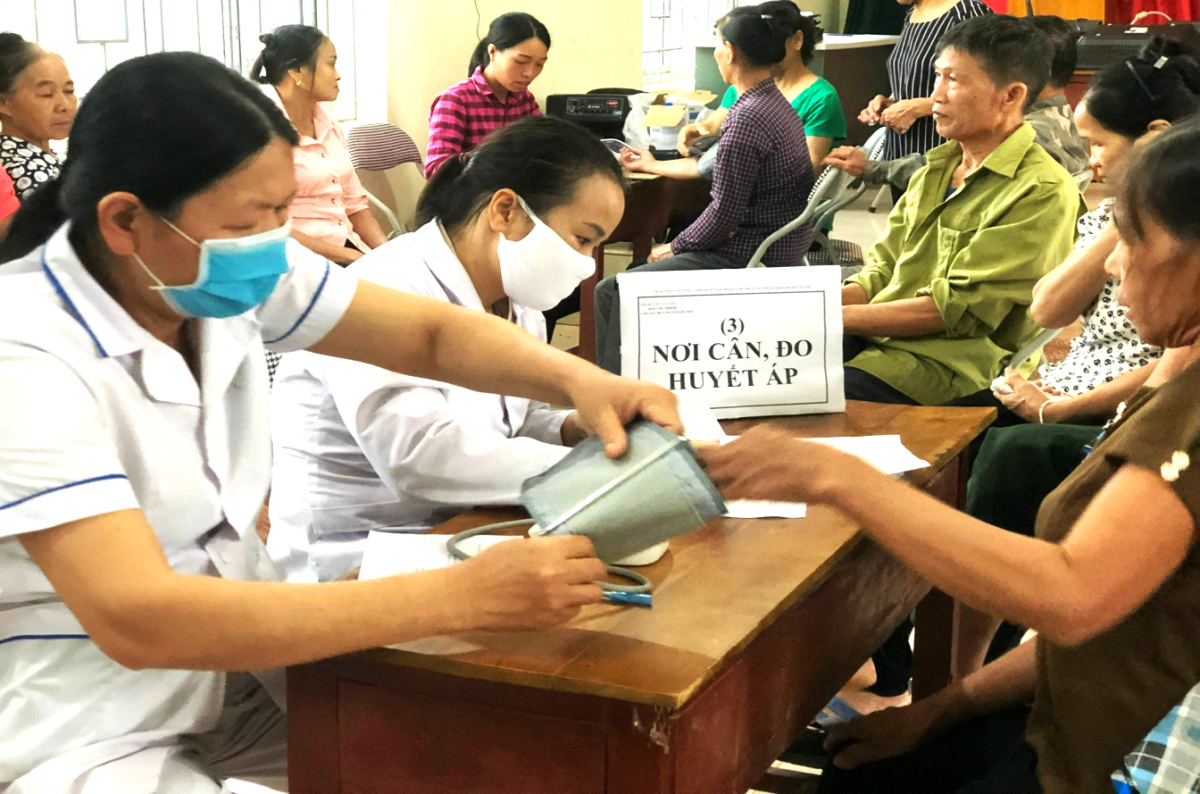 Cân đo huyết áp định kì cho thành viên tại buổi sinh hoạt