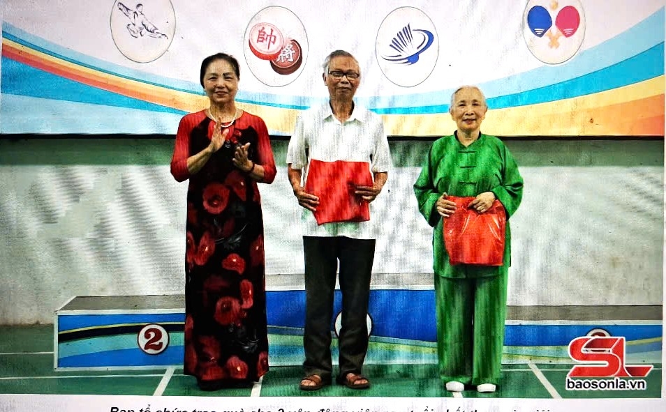 Ban tổ chức trao giải cho vận động viên nam và nữ cao tuổi nhất