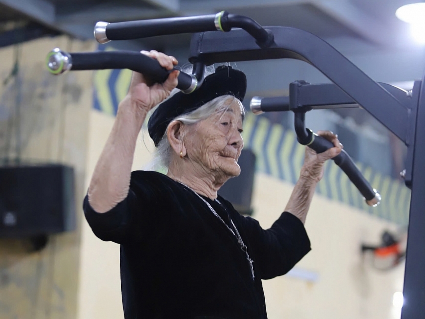 Cụ Nguyễn Thị Huynh tập gym 