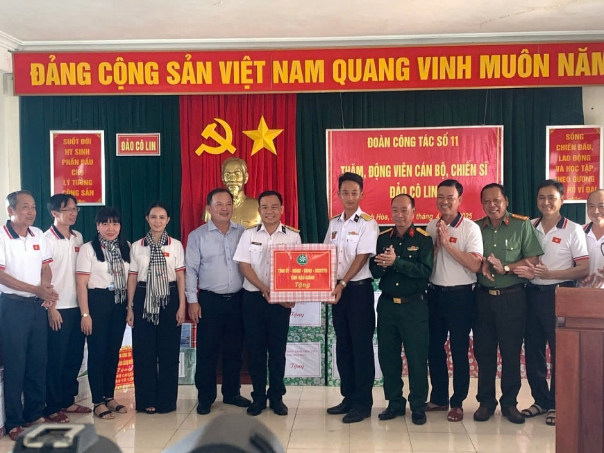 -Đoàn đại biểu tỉnh Hậu Giang tặng quà cho cán bộ, chiến sĩ đảo Cô Lin