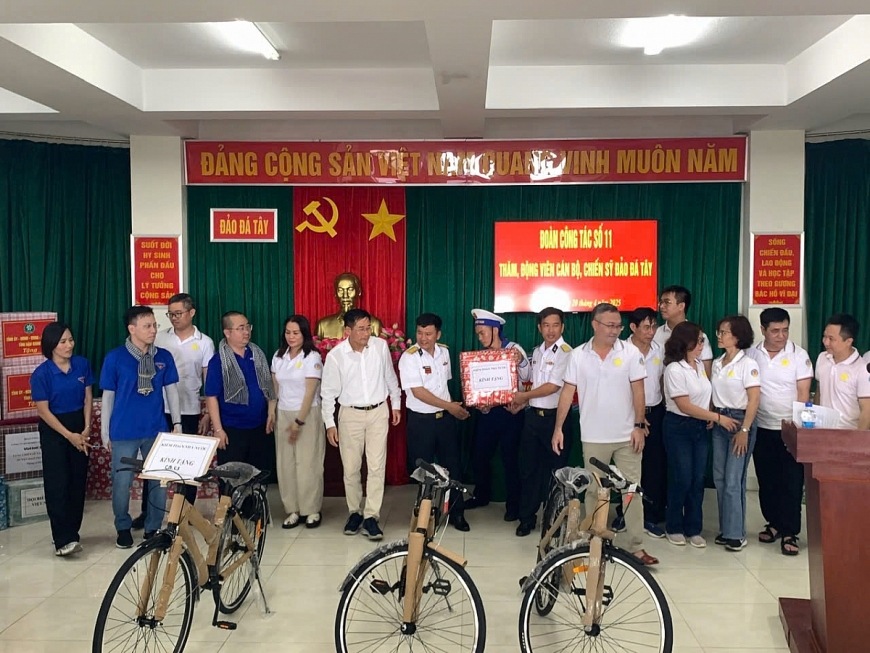 -Đoàn Kiểm toán Nhà nước tặng xe đạp Thống Nhất cho các chiến sĩ trên đảo Tây A