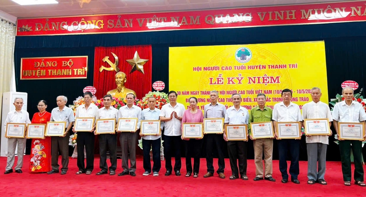 Trao Giấy khen của Hội NCT huyện Thanh Trì cho các cá nhân xuất sắc