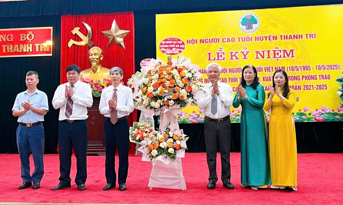 Hội NCT TP Hà Nội tặng hoa chúc mừng Hội nghị