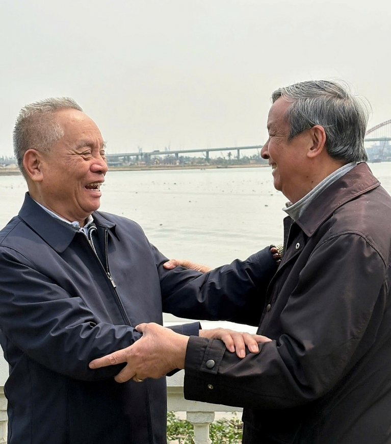 Nhà báo Cao Kim (bên phải) gặp bạn vong niên tại TP Hải Phòng -	