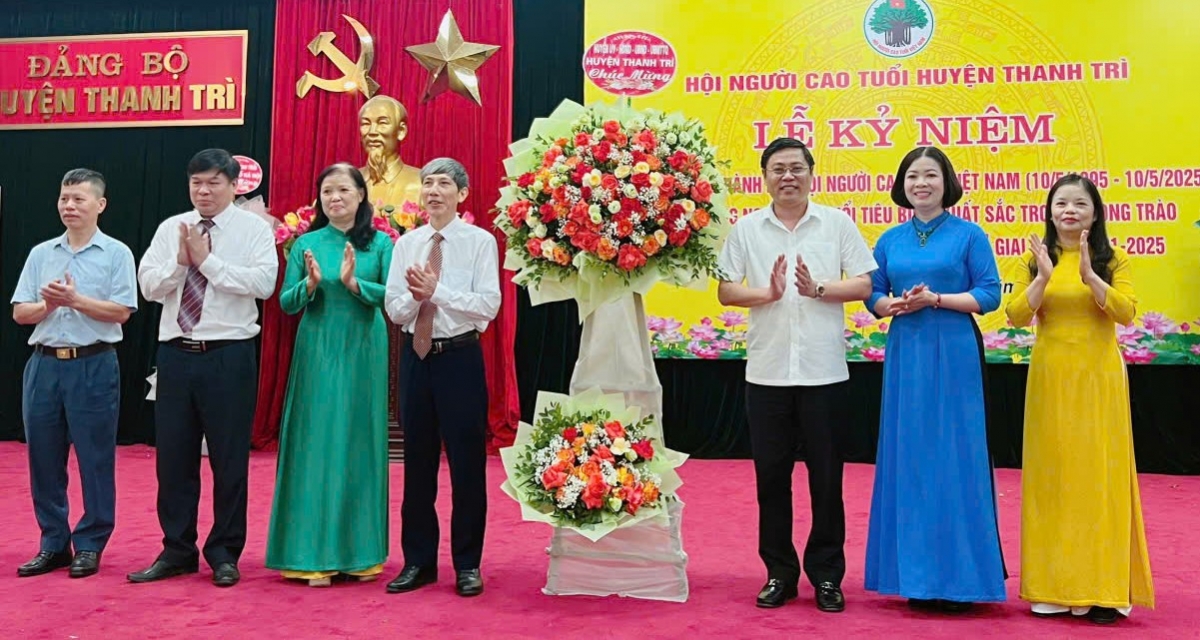 Lãnh đạo huyện Thanh Trì tặng hoa chúc mừng