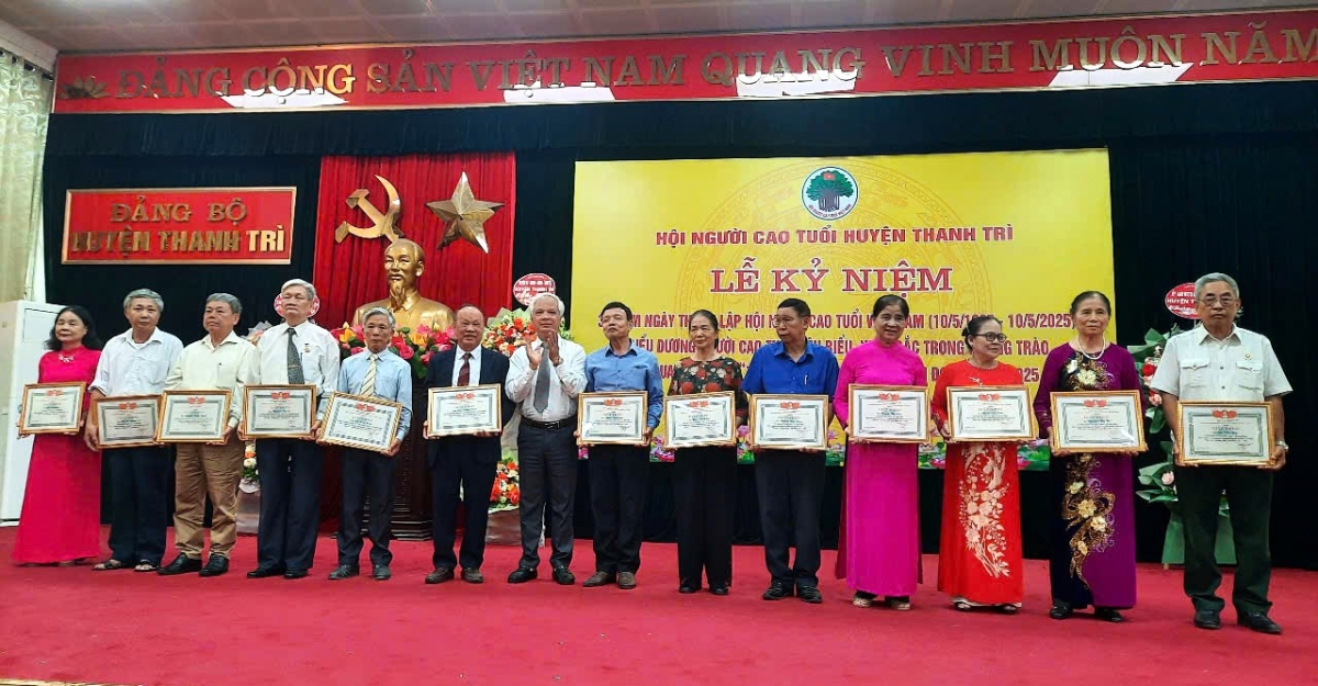 Ông Nguyễn Thế Toàn trao Giấy khen của Hội NCT huyện Thanh Trì cho các cá nhân xuất sắc