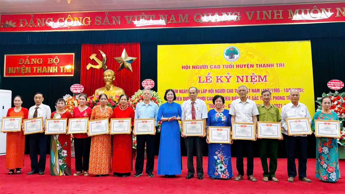 Trao Giấy khen của Hội NCT huyện Thanh Trì cho các cá nhân xuất sắc