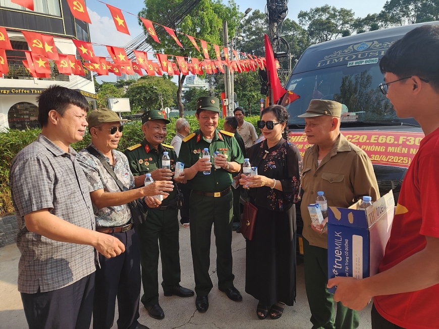 Đoàn các bác cựu chiến binh của bác Lê Quang Thanh (thứ tư, từ trái sang) sau khi dự lễ kỷ niệm sẽ tiếp tục đi thăm lại chiến trường xưa. Các sản phẩm sữa tươi TH true MILK và nước tinh khiết TH true WATER cùng theo chân để tiếp sức các bác trong hành trình này