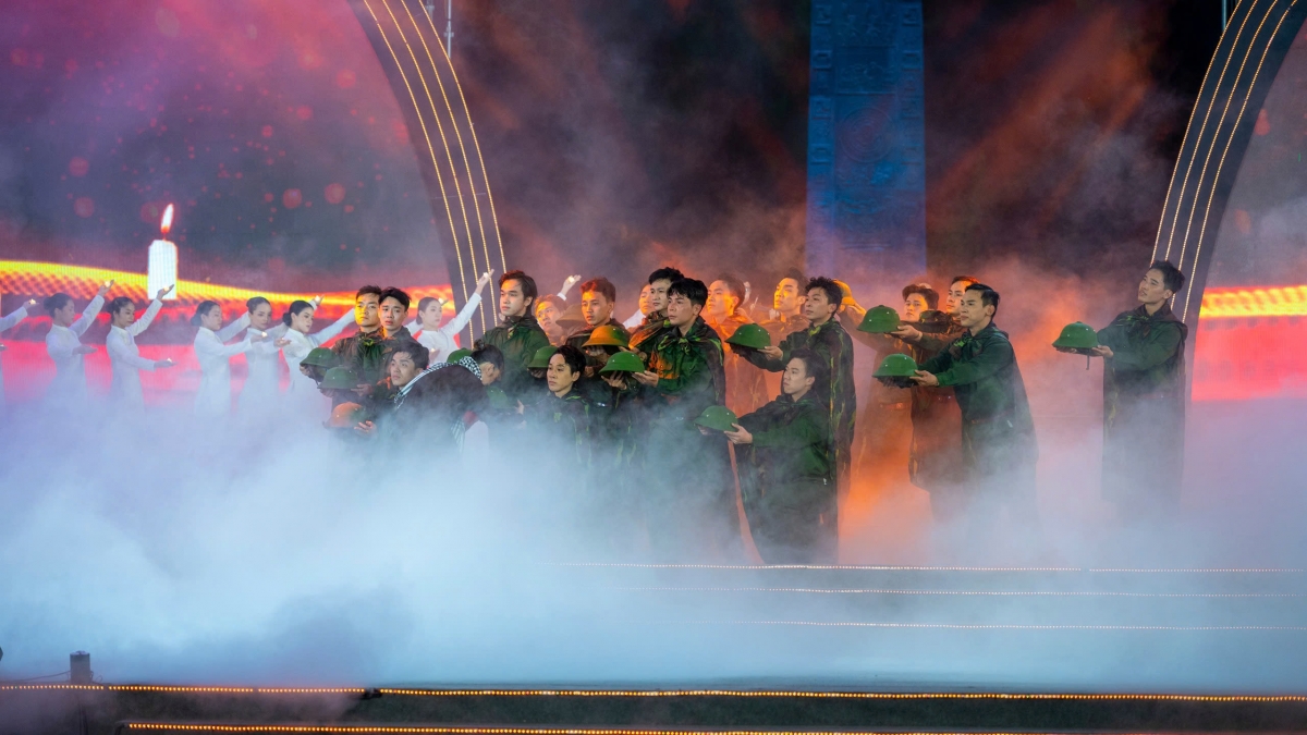 Thủ tướng Phạm Minh Chính xúc động tưởng niệm các anh hùng liệt sĩ tại Côn Đảo