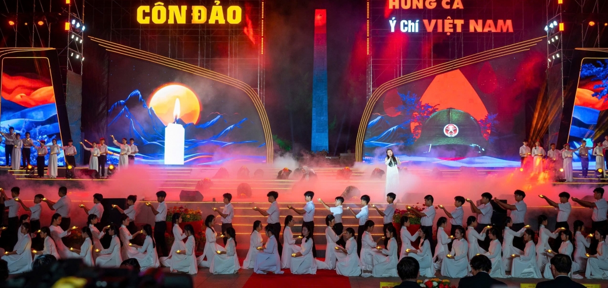 Thủ tướng Phạm Minh Chính xúc động tưởng niệm các anh hùng liệt sĩ tại Côn Đảo