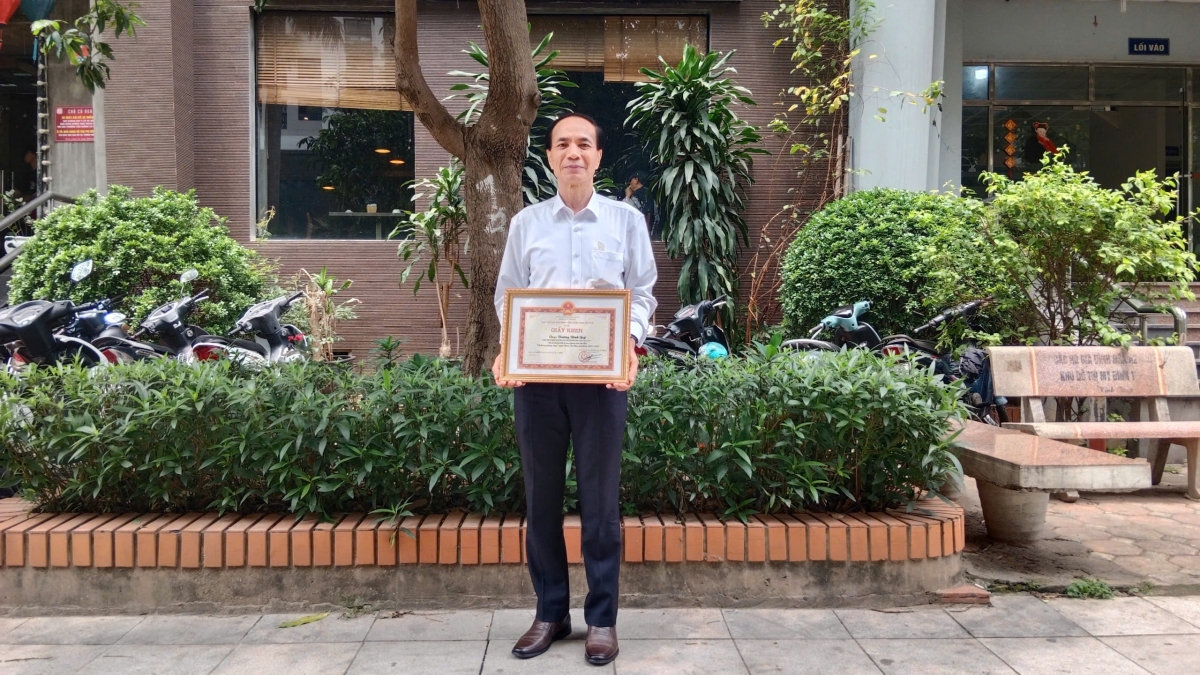 Cán bộ cao tuổi “đa nhiệm” tận tâm với phong trào cơ sở