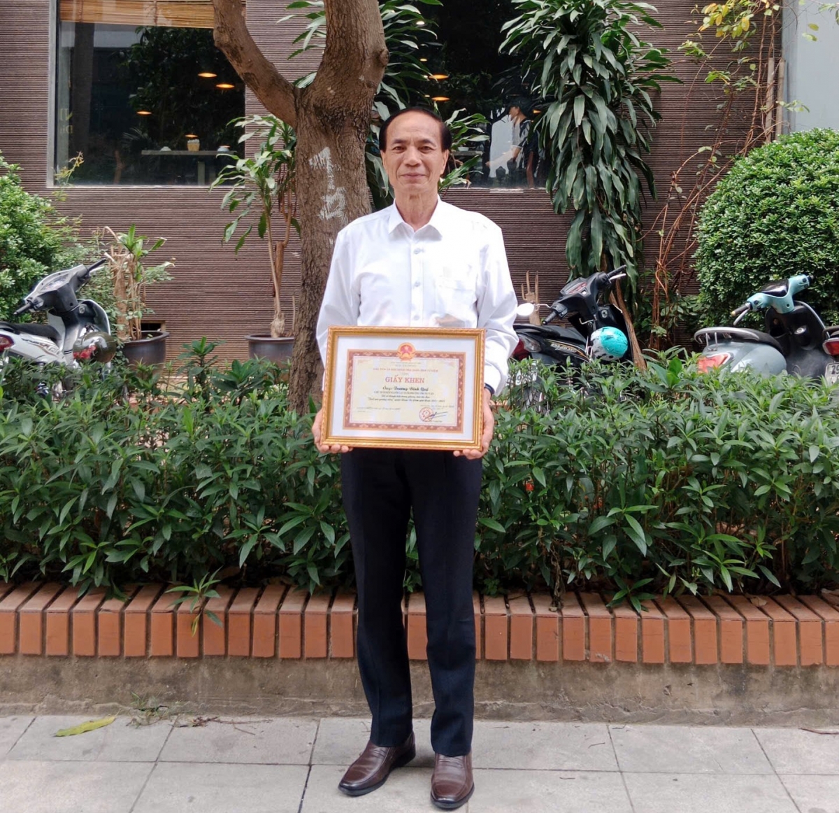 Cán bộ cao tuổi “đa nhiệm” tận tâm với phong trào cơ sở