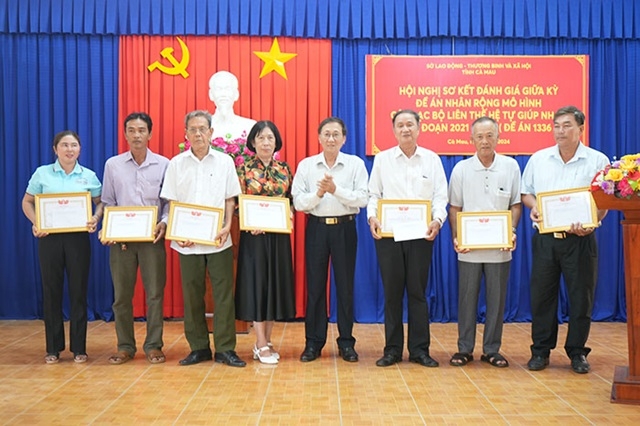 Lãnh đạo Hội NCT tỉnh Cà Mau khen thưởng, tập thể và cá nhân có thành tích xuất sắc trong công tác Hội NCT năm 2024