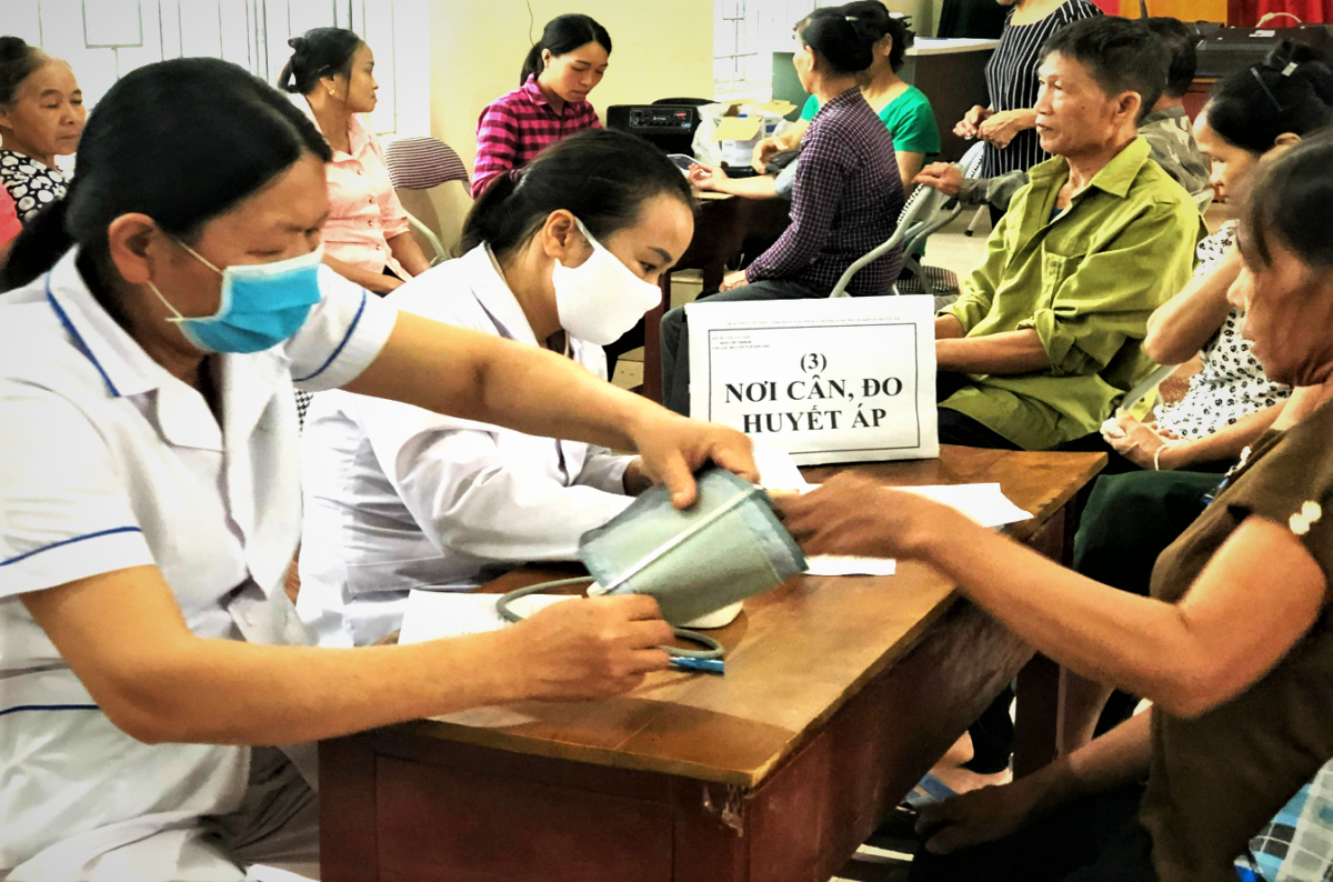 Cân, đo huyết áp trước giờ sinh hoạt cho thành viên tại CLB LTHTGN thôn Sơn Phú, xã Cao Sơn, huyện Đà Bắc, tỉnh Hòa Bình...