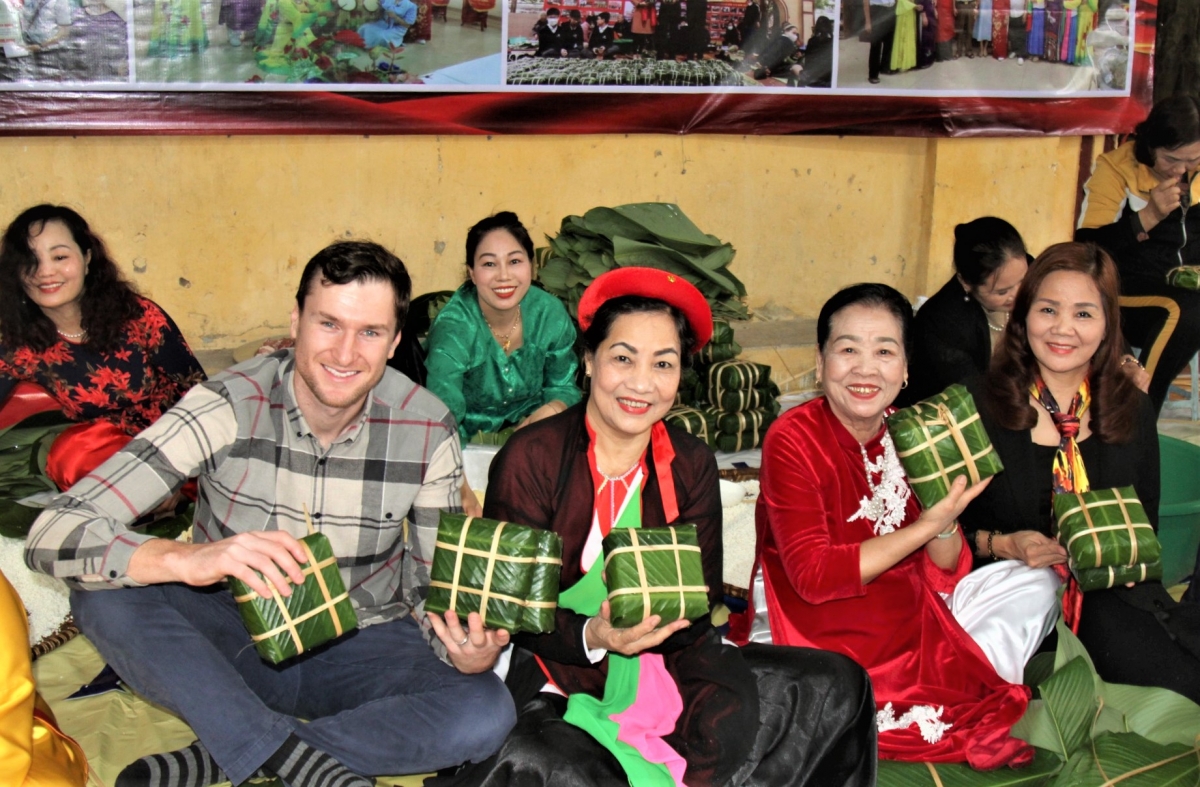 Gói bánh chưng tặng người nghèo, hoạt độn ý nghĩa của CLB LTHTGN phường Khương Đình, quận Thanh Xuân, TP Hà Nội khi tết đến Xuân về