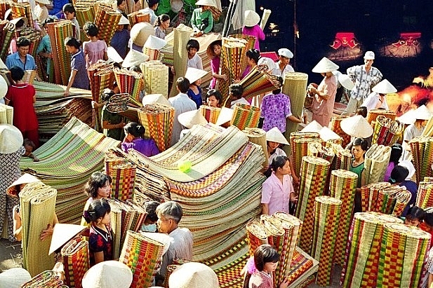 Độc đáo “chợ ma Định Yên”