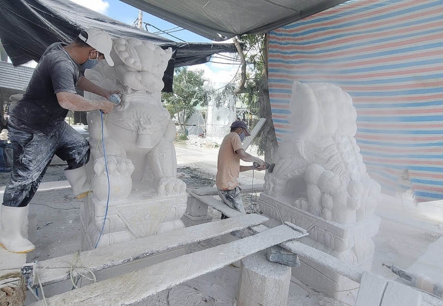 Trăm năm đá hóa vàng son