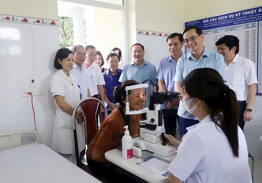 Khám, cấp phát thuốc miễn phí cho NCT thị trấn Hưng Hoá, huyện Tam Nông.