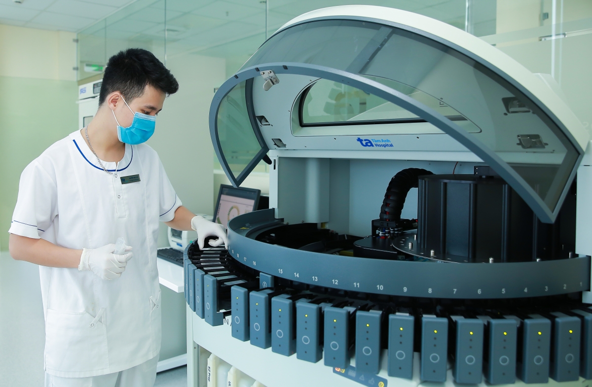 Máy xét nghiệm hóa mô miễn dịch và lai tại chỗ huỳnh quang gắn màu (ISH) Bench Mark Ultra của Ventana (Mỹ) giúp phát hiện, phân biệt nhiều loại ung thư. Ảnh: BVĐK Tâm Anh