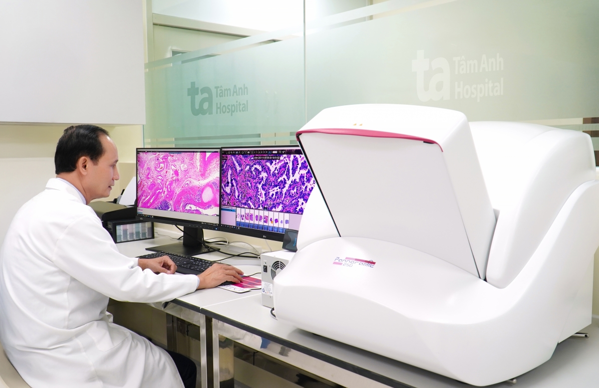 Máy Slide Scanner 3D-Histech ứng dụng trí tuệ nhân tạo, giúp quét và số hóa toàn bộ tiêu bản mô học với độ phân giải cực cao, là công cụ quan trọng để đánh giá chỉ dấu sinh học trong nghiên cứu VISTA-1. Ảnh: BVĐK Tâm Anh