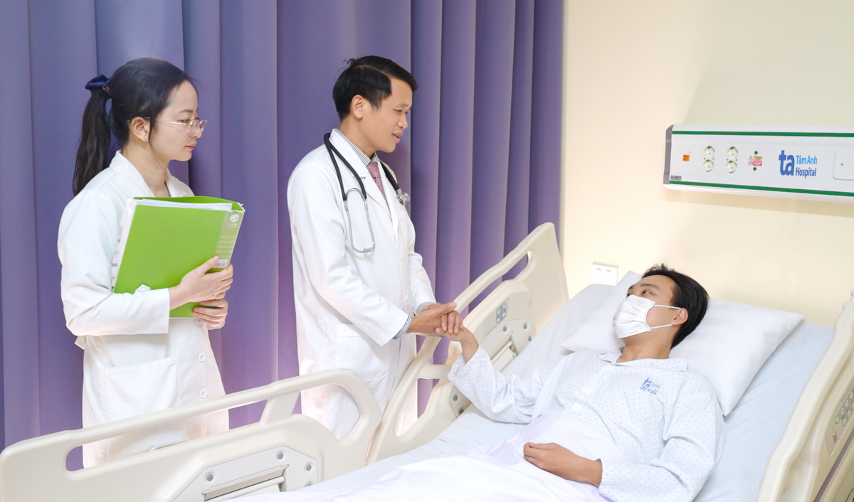 TS.BS Vũ Hữu Khiêm thăm hỏi một bệnh nhân ung thư. Người bệnh tham gia nghiên cứu VISTA-1 được chăm sóc toàn diện trong quá trình điều trị. Ảnh: BVĐK Tâm Anh