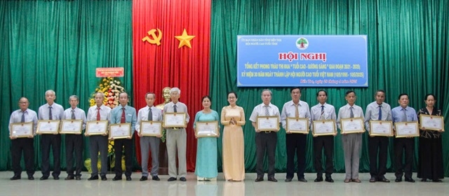 Bà Dương Thị Như Ngọc, Phó Giám đốc Sở Y tế tỉnh tặng Bằng khen của UBND tỉnh cho các tập thể, cá nhân xuất sắc