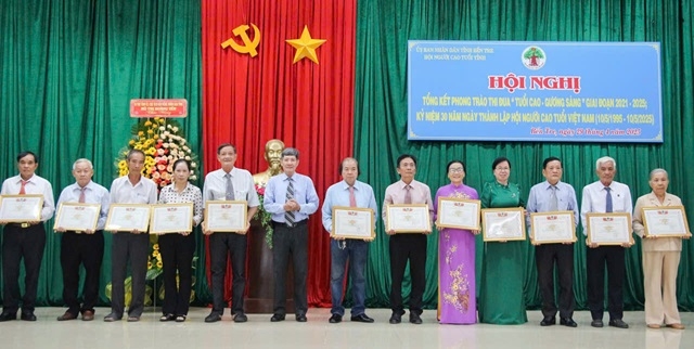 Ông Nguyễn Châu Sơn, Trưởng BĐD Hội NCT tỉnh tặng Giấy khen cho các tập thể, cá nhân 