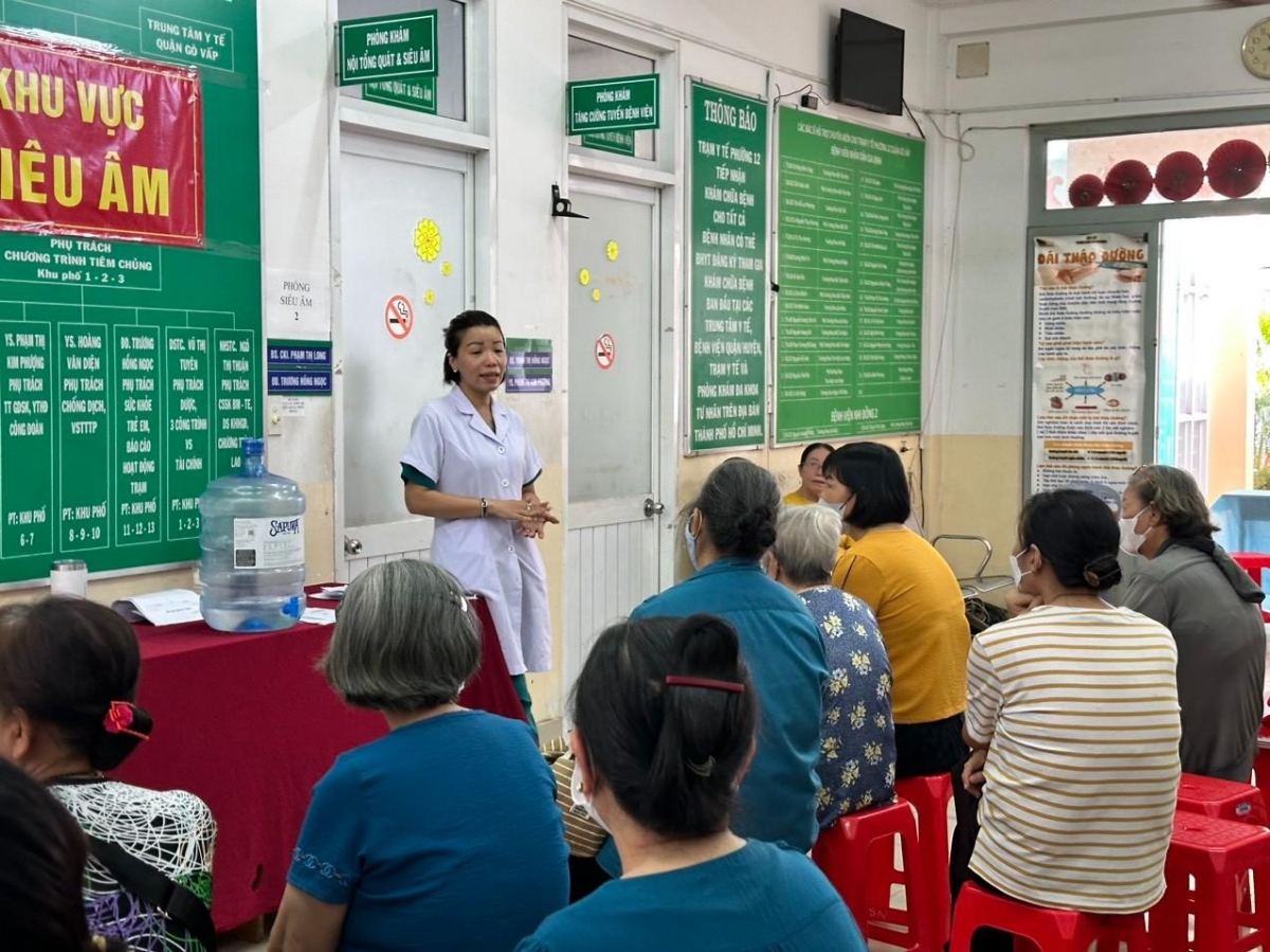 NCT phường 12 Thành phố Hồ Chí Minh được thăm khám sức khoẻ định kỳ tại Trung tâm y tế. Ảnh: IT