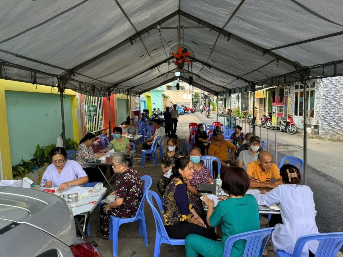 Hoạt động khám sức khoẻ và lập hồ sơ sức khoẻ điện tử cho NCT ở đại bàn phường 12, thành phố Hồ Chí Minh. Ảnh: IT