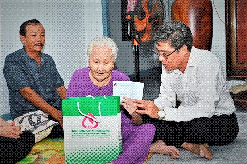Lãnh đạo tỉnh Bình Thuận tặng quà NCT thuộc gia đình chính sách xã Đức Hạnh, huyện Đức Linh