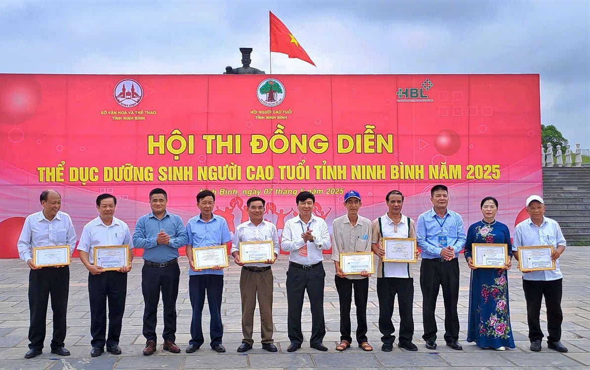 Ban tổ chức trao thưởng cho các đội xuất sắc đoạt Giải A và giải B