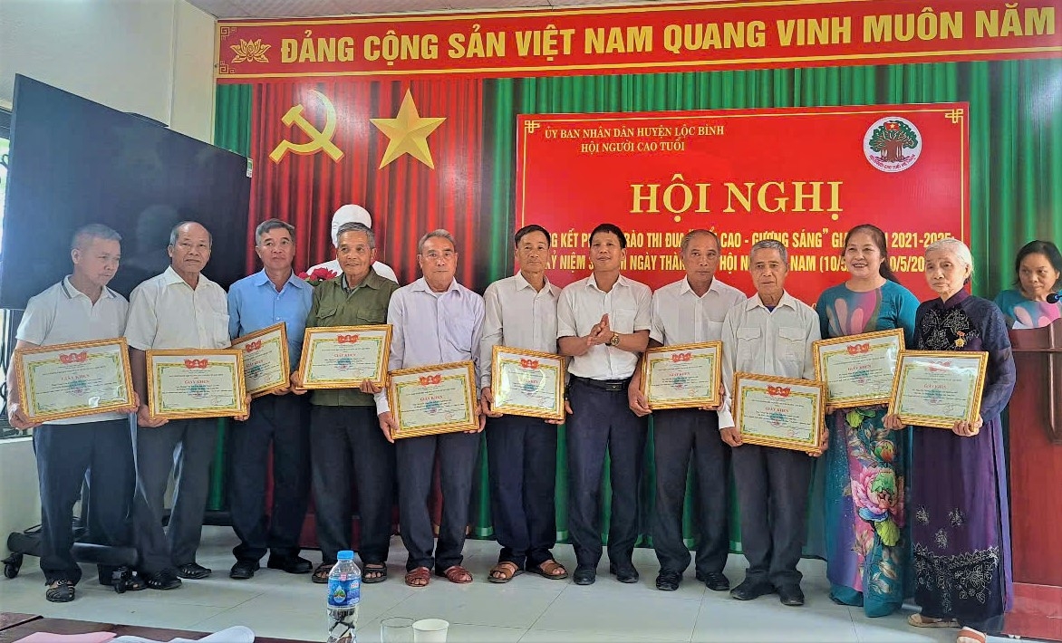 Trao Giấy khen của Hội NCT huyện Lộc Bình cho các tập thể, cá nhân xuất sắc