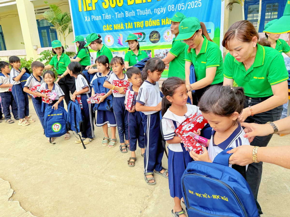 Tỉnh Bình Thuận: Tặng 435 phần quà cho các em học sinh ở Phan Tiến
