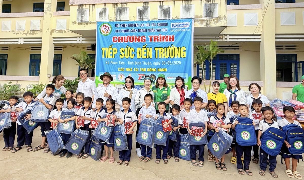Tỉnh Bình Thuận: Tặng 435 phần quà cho các em học sinh ở Phan Tiến