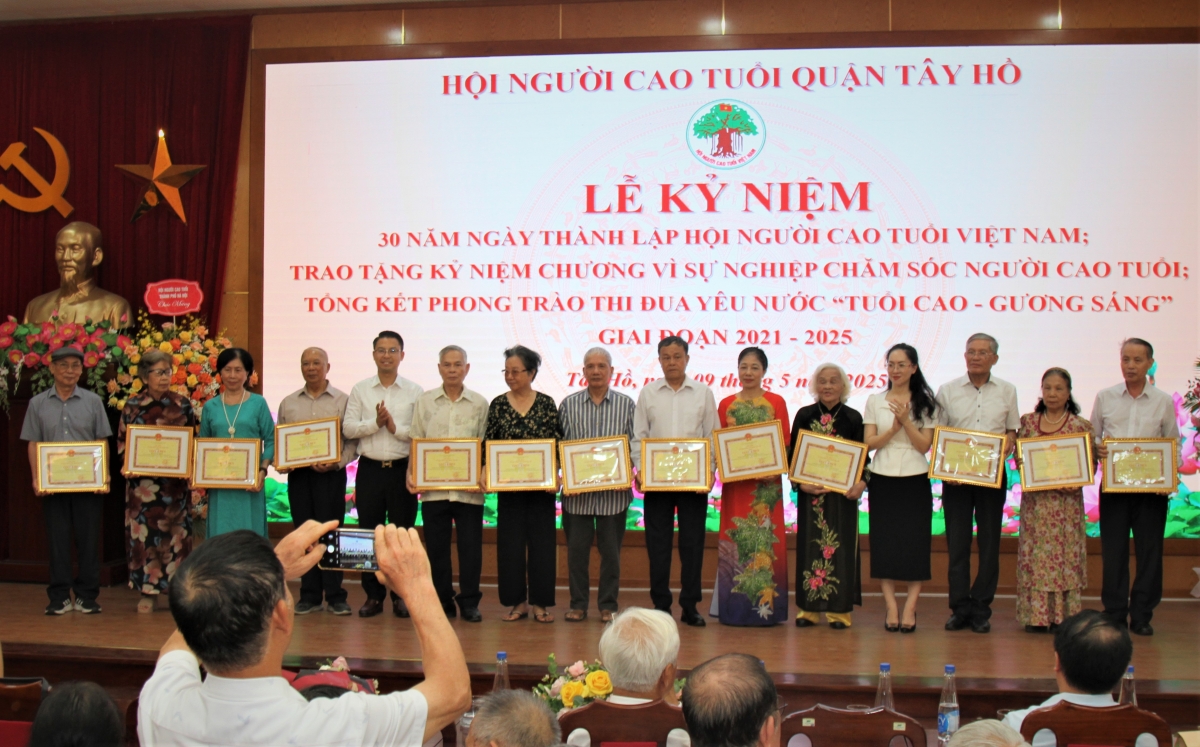 Người cao tuổi quận Tây Hồ gương mẫu góp phần thực hiện Kết luận 127 của Bộ Chính trị